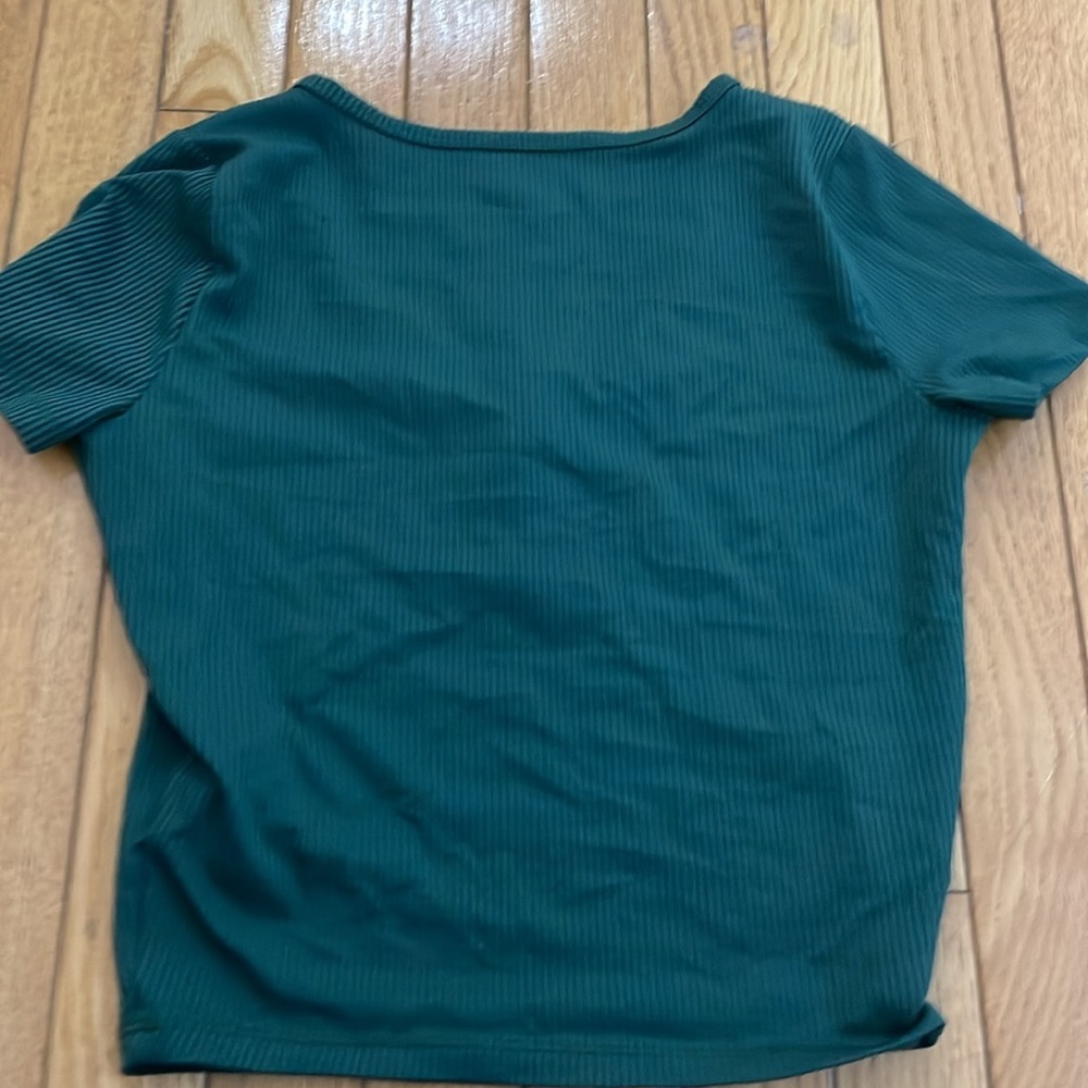 Hollister Baby Tee - Picture 2 of 2